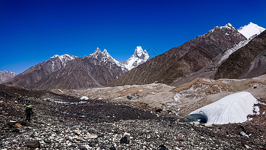 K2和巴基斯坦卡拉科鲁姆山Concordia的宽峰K2和Broad Peak高山戏剧性天空登山崎岖风景背包冰川蓝色首脑图片