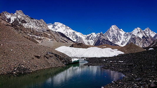 K2和巴基斯坦卡拉科鲁姆山Concordia的宽峰K2和Broad Peak顶峰岩石日落首脑风景冰川情绪旅行崎岖天空图片