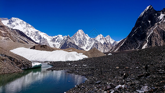 K2和巴基斯坦卡拉科鲁姆山Concordia的宽峰K2和Broad Peak首脑晴天日落顶峰石头旅行冰川情绪天空岩石图片