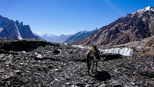 K2和巴基斯坦卡拉科鲁姆山Concordia的宽峰K2和Broad Peak晴天日落首脑冰川情绪岩石天空石头顶峰崎岖图片