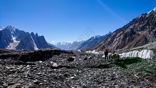 K2和巴基斯坦卡拉科鲁姆山Concordia的宽峰K2和Broad Peak日落天空晴天首脑石头风景情绪蓝色顶峰旅行图片