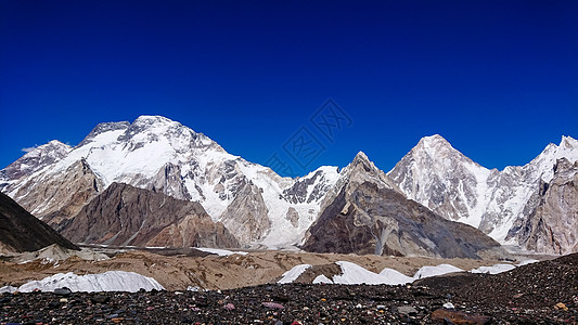 K2和巴基斯坦卡拉科鲁姆山Concordia的宽峰K2和Broad Peak蓝色石头晴天崎岖风景首脑天空旅行冰川情绪图片