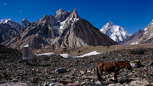 K2和巴基斯坦卡拉科鲁姆山Concordia的宽峰K2和Broad Peak风景崎岖冰川帐篷戏剧性晴天顶峰糖浆天空登山图片