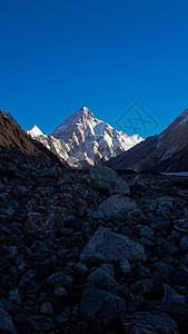 K2和巴基斯坦卡拉科鲁姆山Concordia的宽峰K2和Broad Peak风景首脑天空旅行日落石头蓝色岩石崎岖晴天图片