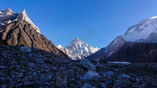 K2和巴基斯坦卡拉科鲁姆山Concordia的宽峰K2和Broad Peak登山晴天高山首脑蓝色冰川崎岖天空风景戏剧性图片