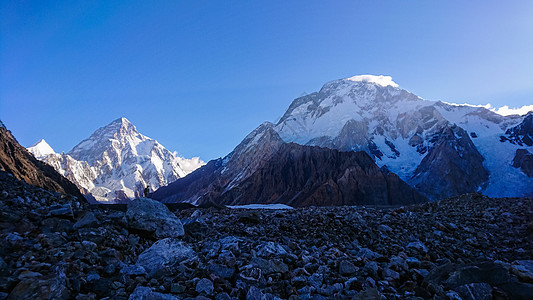 K2和巴基斯坦卡拉科鲁姆山Concordia的宽峰K2和Broad Peak石头情绪风景岩石日落首脑晴天天空蓝色旅行图片