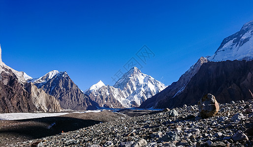 K2和巴基斯坦卡拉科鲁姆山Concordia的宽峰K2和Broad Peak崎岖首脑冰川旅行情绪岩石日落风景晴天天空图片