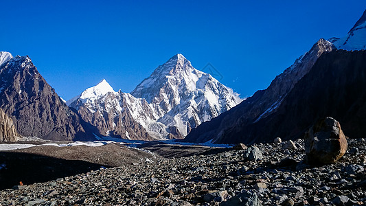 K2和巴基斯坦卡拉科鲁姆山Concordia的宽峰K2和Broad Peak蓝色日落晴天天空石头崎岖岩石顶峰旅行情绪图片