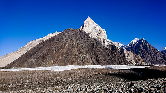 K2和巴基斯坦卡拉科鲁姆山Concordia的宽峰K2和Broad Peak石头蓝色岩石首脑风景日落旅行冰川情绪天空图片