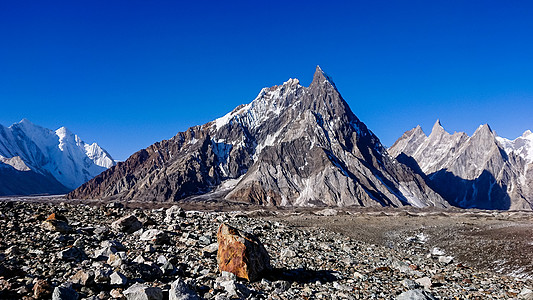 Gasherbrum山群和Mitre山峰 K2巴基斯坦吉尔吉特Baltistan晴天顶峰石头风景蓝色冰川首脑斜峰岩石旅行图片