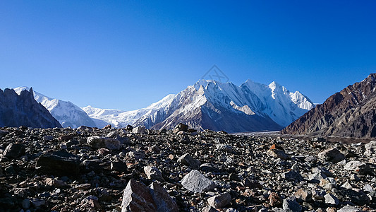 K2和巴基斯坦卡拉科鲁姆山Concordia的宽峰K2和Broad Peak石头天空风景日落晴天首脑岩石蓝色崎岖旅行图片