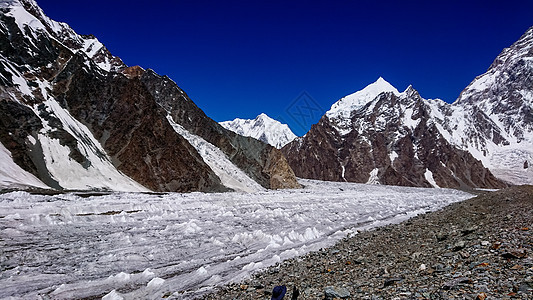 K2和巴基斯坦卡拉科鲁姆山Concordia的宽峰K2和Broad Peak冰川石头旅行首脑蓝色晴天风景崎岖日落岩石图片