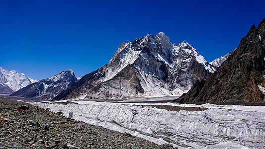 K2和巴基斯坦卡拉科鲁姆山Concordia的宽峰K2和Broad Peak蓝色日落崎岖旅行岩石首脑顶峰冰川情绪风景图片