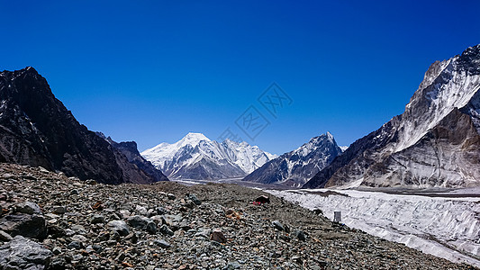 K2和巴基斯坦卡拉科鲁姆山Concordia的宽峰K2和Broad Peak风景蓝色首脑晴天顶峰情绪崎岖冰川石头旅行图片