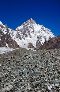 K2和巴基斯坦卡拉科鲁姆山Concordia的宽峰K2和Broad Peak风景天空蓝色石头顶峰冰川崎岖旅行日落岩石图片