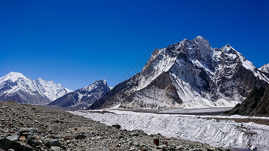 K2和巴基斯坦卡拉科鲁姆山Concordia的宽峰K2和Broad Peak日落首脑情绪风景岩石石头冰川顶峰崎岖旅行图片