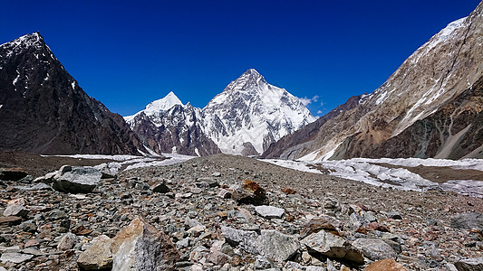 K2和巴基斯坦卡拉科鲁姆山Concordia的宽峰K2和Broad Peak石头旅行首脑晴天情绪蓝色风景岩石天空崎岖图片