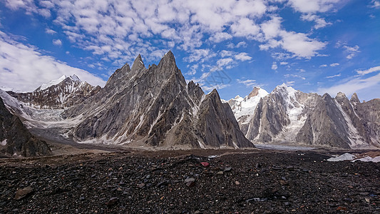 Gasherbrum山群和Mitre山峰 K2巴基斯坦吉尔吉特Baltistan冰川石头天空斜峰晴天岩石蓝色首脑顶峰风景图片