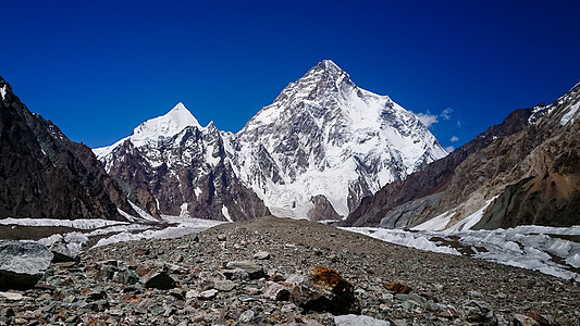 K2和巴基斯坦卡拉科鲁姆山Concordia的宽峰K2和Broad Peak石头岩石旅行晴天顶峰日落天空崎岖冰川风景图片