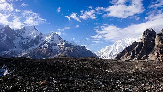 K2和巴基斯坦卡拉科鲁姆山Concordia的宽峰K2和Broad Peak晴天冰川顶峰风景首脑天空蓝色崎岖岩石情绪图片