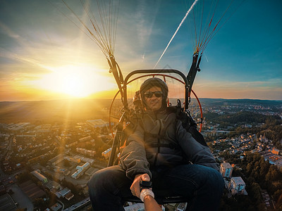 动力滑滑翔式同步飞行冒险动力伞自由航班三轮车天空运输飞行员男人发动机图片