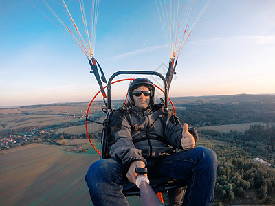 动力滑滑翔式同步飞行蓝色高度段落三轮车风险力量飞行员男人冒险发动机图片