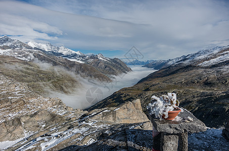 Monte Moro从瑞士到意大利和斯托西湖的通行证风景全景金子蓝色天空服务步骤登山者冰川软件图片