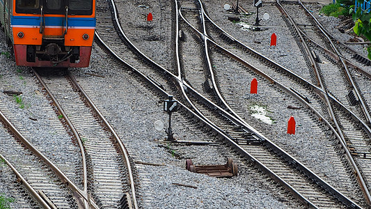 火车轨道和铁路之间的交通标志 乘火车旅行 当地交通 夏天乘火车旅行 铁路轨道的交界处 交通工业 生活方式概念图片