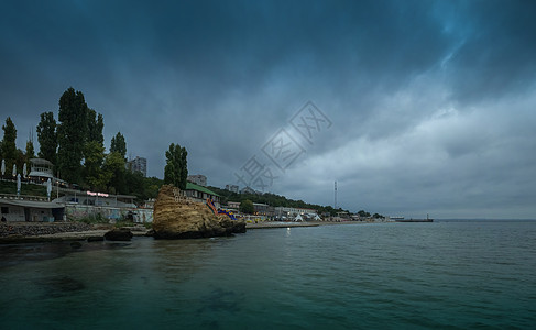 乌克兰敖德萨奥特拉达海滩码头海浪风暴险恶云景雨天天气石头蓝色岩石图片