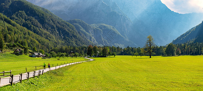 斯洛文尼亚洛加尔斯卡多利纳阿尔卑斯山谷假期国家自然风景旅行山脉旅游草地岩石爬坡图片