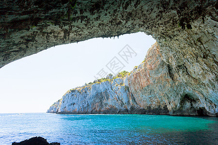 阿普利亚 格罗塔·津祖鲁萨 站在令人印象深刻的洞穴下图片
