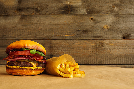 汉堡和薯条蔬菜美食牛肉午餐食物木头油炸土豆包子桌子图片