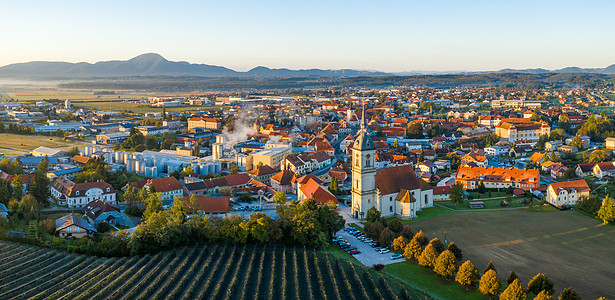 斯洛文尼亚斯洛文斯卡比斯特里察 带有教堂和城堡的欧洲中世纪小镇城市旅行建筑教会场景堡垒日落旅游首都景观图片