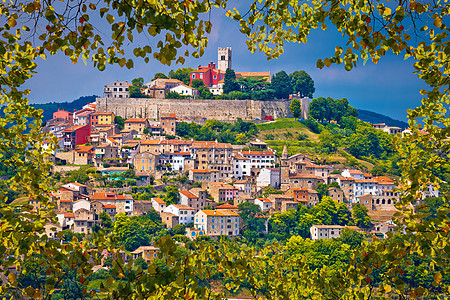 Motovun 镇的图画山坡风景透过树叶框图片