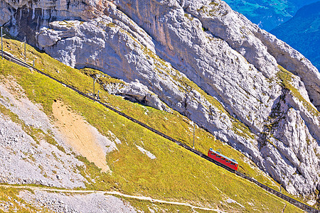 皮拉图斯山在世界最陡峭的旋轮铁路上沉降景观旅行建筑学运输旅游建筑物历史性假期旗帜地标图片