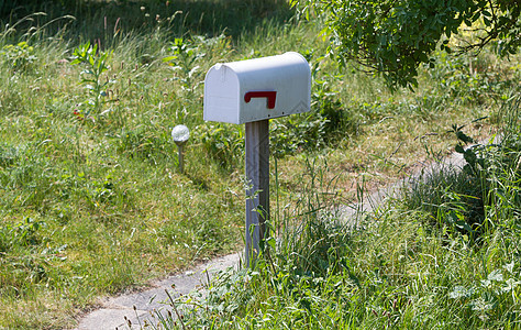 金属柱上的农村信箱地址盒子栅栏红色国家邮件绿色旗帜街道乡村图片