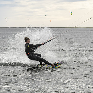 风滑海滩男人诡计乐趣海浪冲浪者风筝冲浪板天空蓝色图片