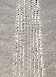 沙子背景上的轮胎痕迹曲目地形海滩车轮卡车踪迹拖拉机图片