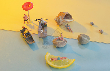 玩具船沙滩上不同的迷你人背景
