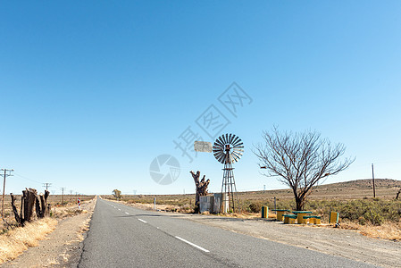 R48公路上水泵风车和野餐点图片