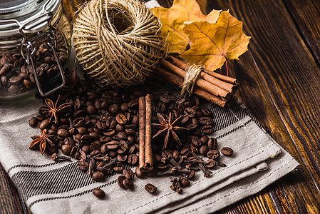 咖啡豆及秋叶图片
