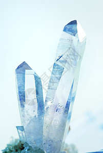 蓝色石英晶体图片