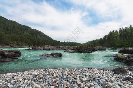 阿尔泰山的卡吞河天空晴天生态爬坡山脉旅行岩石石头全景风景图片