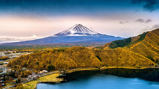 富士山和川口子湖 秋天是日本矢马纳奇的藤山季节图片