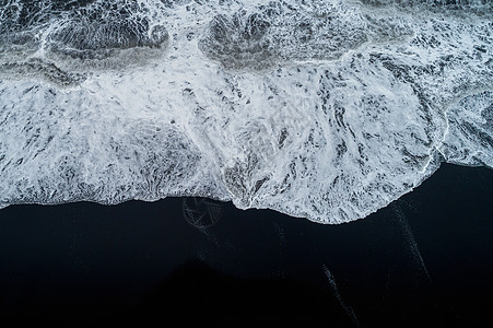 对冰岛黑沙滩和海浪的空中观察悬崖支撑波浪海岸编队地质学旅游岩石天空柱子图片