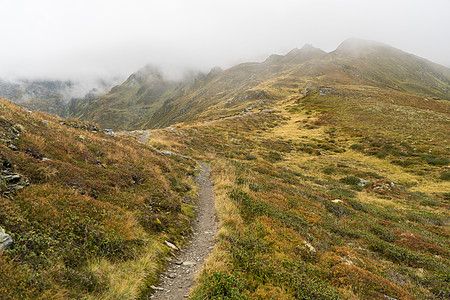 美丽的山地风景景观下雨山脉假期远足图片