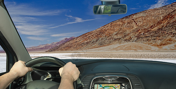 开车前往美国死亡谷的巴德沃特盆地镜子驾驶司机挡风玻璃死亡峡谷蓝色荒野车辆干旱图片