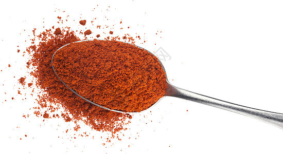 汤匙中的地面红辣椒红色 在白色背景上被孤立图片