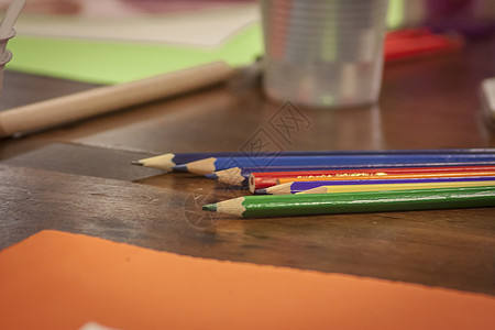 桌子上有多彩的木铅笔图片