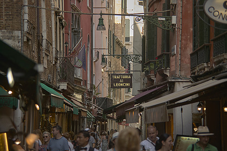 人口拥挤的威尼斯小巷高清图片
